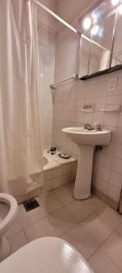 拉班達的住宿－Dulce hogar，白色的浴室设有水槽和卫生间。