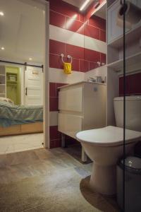 La salle de bains est pourvue de toilettes, d'un lavabo et d'un lit. dans l'établissement Pierre's Place Grand-Case, à Grand-Case