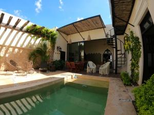 a house with a swimming pool and a patio at Bella Casa Colonial González con Piscina in Campeche
