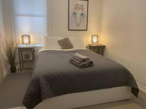 um quarto com uma cama com duas toalhas em Chic Bungalow Apartment steps from Armature Works & Downtown Riverwalk em Tampa