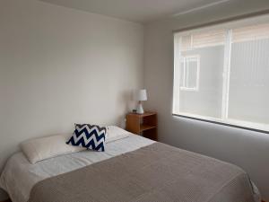 um quarto com uma cama e uma janela em Casas Altos del Simpson em Coihaique