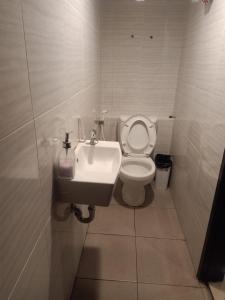 een kleine badkamer met een toilet en een wastafel bij Villa Canyata in Pasuruan