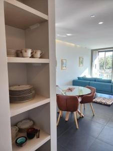 sala de estar con mesa y sofá azul en GREEN ROSE ~ Peaceful • Green • Haven en Canberra
