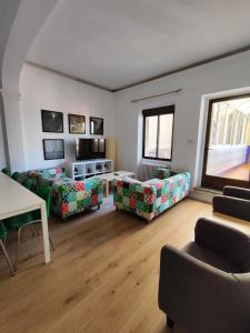 Sala de estar con 2 sofás y mesa en Residencial Europa, en Salamanca
