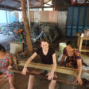 un chico y dos chicas jugando con un palo en Mecong Homestay en Ben Tre