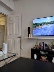 Fotografie z fotogalerie ubytování Gorgeous ,stylish and Beautiful Luxury Apartment with stuning Downtown View.Featuring American and French style v destinaci Frederick