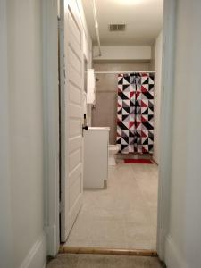 pasillo con baño con aseo en una habitación en Gorgeous ,stylish and Beautiful Luxury Apartment with stuning Downtown View.Featuring American and French style, en Frederick