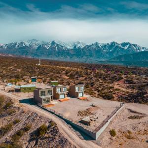an aerial view of a house with mountains in the background at Reflejo del Lago - Cabañas frente al Dique Potrerillos in Ciudad Lujan de Cuyo