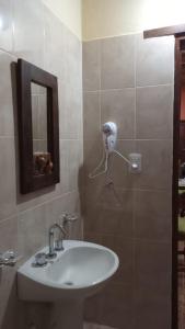uma casa de banho com um lavatório e um espelho em La Herencia Tilcara em Tilcara