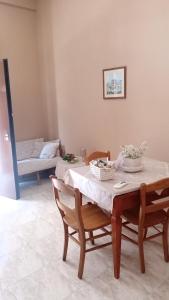 馬恰尼塞的住宿－Mini appartamento a Marcianise，一间带桌椅和沙发的用餐室