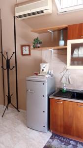 馬恰尼塞的住宿－Mini appartamento a Marcianise，厨房配有白色冰箱和水槽