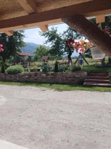 vista para um parque a partir do pátio de um edifício em Etno Konak Angela em Kalna