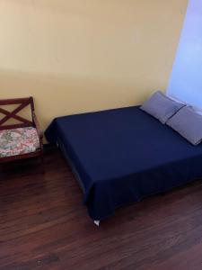 Tempat tidur dalam kamar di El Parque Bed and Breakfast