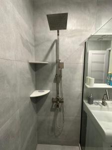 una cabina de ducha en un baño con lavabo en Apartment in the center of Tbilisi, en Tiflis 8 fotos más