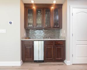 Una cocina con gabinetes de madera y un fregadero. en Phoenix Orange Beach 2106 condo, en Orange Beach