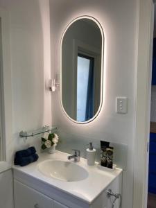 een badkamer met een wastafel en een spiegel bij Mount Booralee in Blackheath