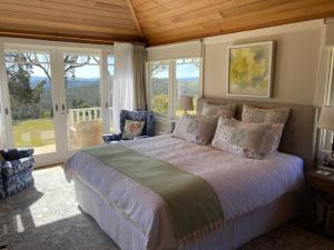 黑荒地Mount Booralee的一间带窗户的房间里有一张大床的卧室