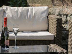 スランディドノにあるTrevor Cottageのワイン1本とグラス1杯