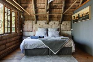 1 dormitorio con 1 cama grande en una habitación en Mountain Canadian Log Home, en Kalkheuvel