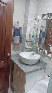uma casa de banho com um lavatório branco e um WC. em la casa hermosa em Quito