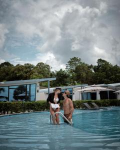 瓜隆島的住宿－Sweet Dreams Koh Rong，两个女人在游泳池里