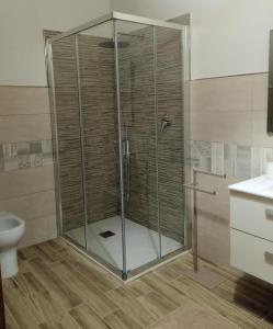eine Dusche mit Glastür im Bad in der Unterkunft Villa Teresa - Appartamento La Taverna Cilento - Ceraso in Ceraso