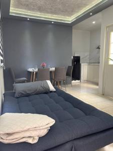 a large blue bed in a room with a kitchen at Departamento por plaza terraza oblatos in Guadalajara