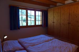 1 dormitorio con 2 camas y ventana en Wohnung mit 4 Schlafzimmer, en Guttet-Feschel