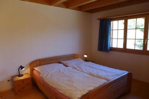 1 dormitorio con cama y ventana en Wohnung mit 4 Schlafzimmer, en Guttet-Feschel