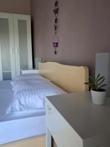 Postel nebo postele na pokoji v ubytování Meerithic ROKKA ROOMS