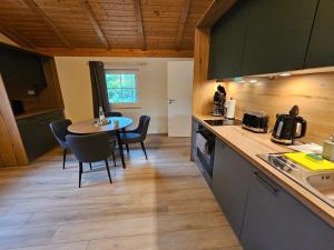 Natur- und Aktivresort Senftenberg的厨房或小厨房