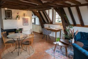 - un salon avec une table et un canapé bleu dans l'établissement Suite Toussaint - Calme & Authentique, à Angers