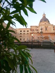 budynek z fontanną przed nim w obiekcie Casa Busari w mieście Palermo