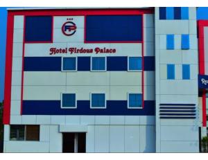 een gebouw met een bord aan de zijkant bij Hotel Firdous Palace, Surajpur Chhattisgarh 