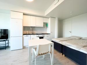 Ett kök eller pentry på New studio apartment - next to Vuosaari metro and mall, self check-in