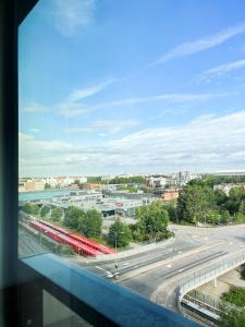 赫爾辛基的住宿－New studio apartment - next to Vuosaari metro and mall, self check-in，从城市的窗户欣赏火车美景