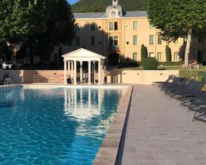 basen z altaną obok budynku w obiekcie La Mascotte des thermes de Montbrun les bains w mieście Montbrun-les-Bains