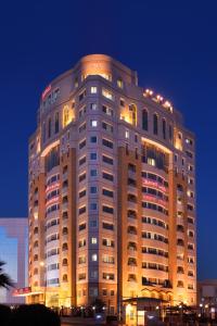 Marriott Executive Apartments Riyadh, Convention Center في الرياض: مبنى كبير عليه انوار