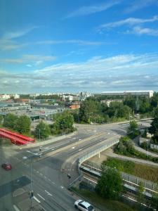 una intersección de una ciudad con una calle con coches en New studio apartment - next to Vuosaari metro and mall, self check-in en Helsinki