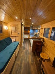 een kamer met een bed en een keuken in een tiny house bij Alpine love shack in Villar-Saint-Pancrace
