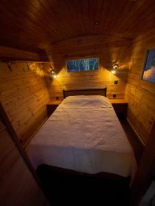 Postel nebo postele na pokoji v ubytování Alpine love shack + 11 fotografií
