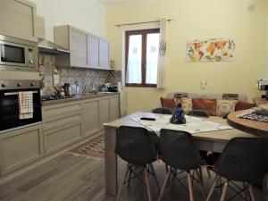 una cucina con tavolo e sedie di Rifugio Porta Nord a Sperlinga