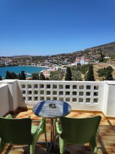 una mesa y sillas en un balcón con vistas en Villa Dora Studios, en Batsi