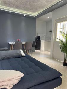 a large blue bed in a room with a kitchen at Departamento por plaza terraza oblatos in Guadalajara