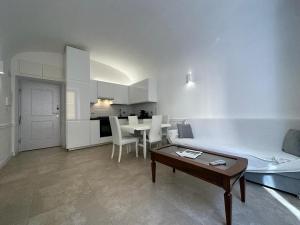ein Wohnzimmer mit einem Sofa und einem Tisch in der Unterkunft Apartment Centro Parioli in Rom