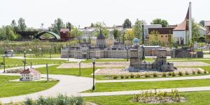 um parque com um monumento no meio de um parque em Mórafészek vendégház em Mórahalom