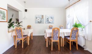 a dining room with a table and chairs at Pension Wilken in Bad Zwischenahn