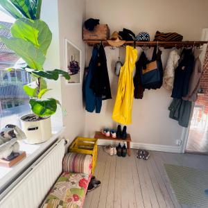 um quarto com um armário com uma prateleira e roupas em Room, central location em Halmstad