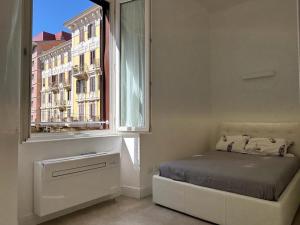 ein kleines Schlafzimmer mit einem Bett und einem Fenster in der Unterkunft Apartment Centro Parioli in Rom