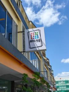 un panneau d'hôtel sur le côté d'un bâtiment dans l'établissement Hotel 98, à Kuching